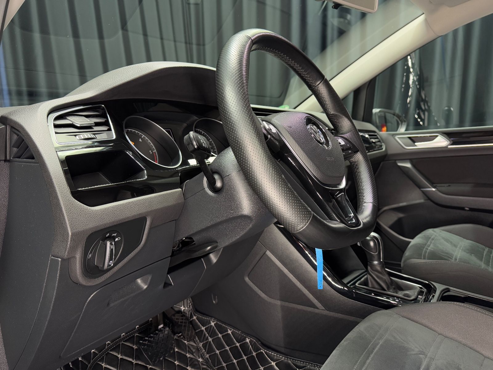 Fahrzeugabbildung Volkswagen Touran Highline|DSG|NAVI|7-SITZER|R-LINE|