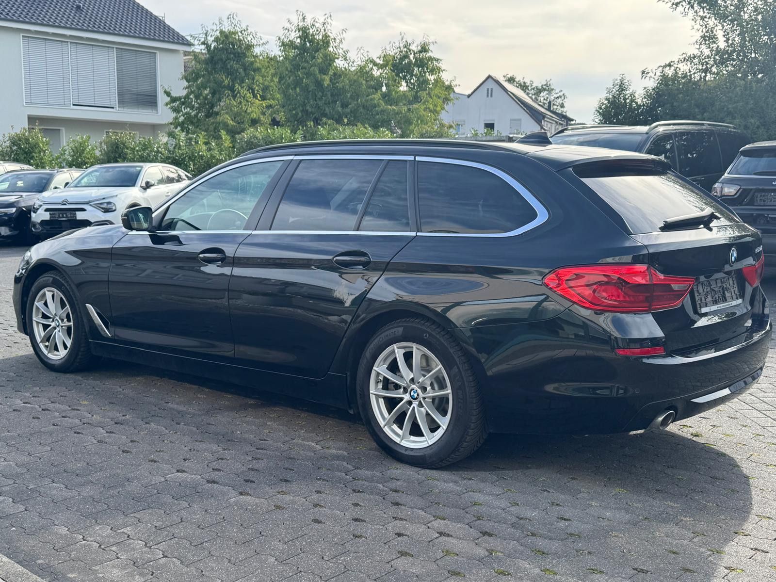 Fahrzeugabbildung BMW 520 d Business-Paket Auto.LED+NAVI+PANO+KAM+PDC+