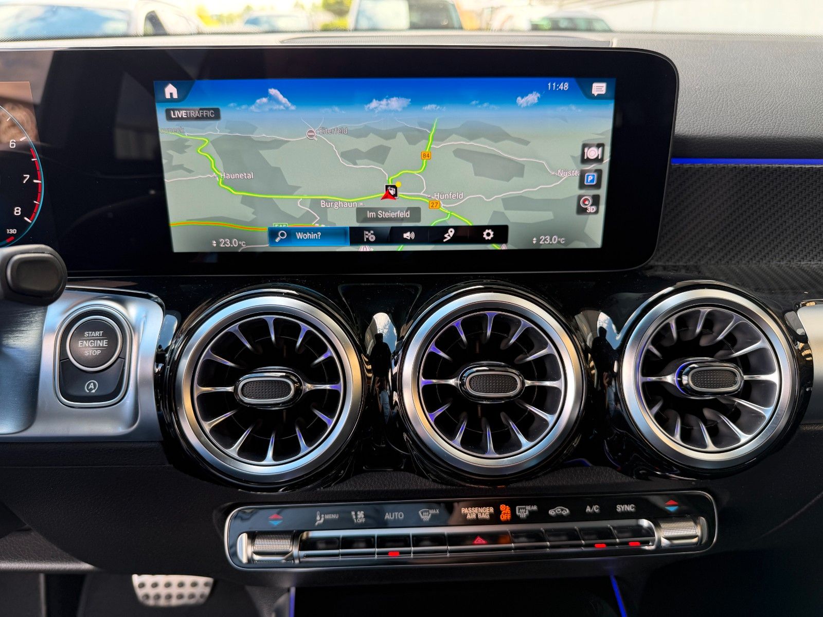 Fahrzeugabbildung Mercedes-Benz GLB 200 AMG MBUX+AMBIENTE+R-Kamera+Carbon+ALARM