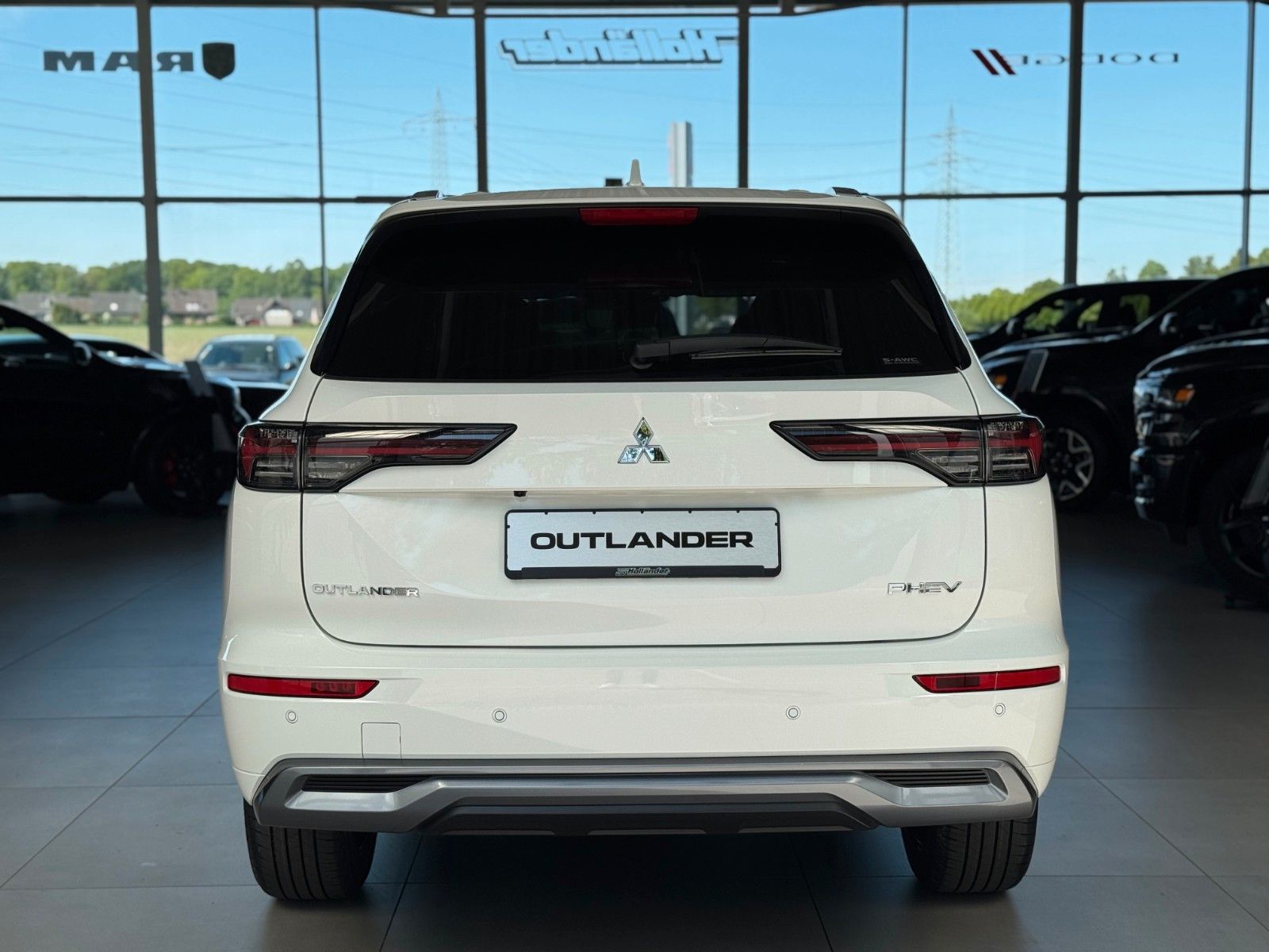 Fahrzeugabbildung Mitsubishi Outlander 2.4 PLUG-IN HYBRID 4WD TOP