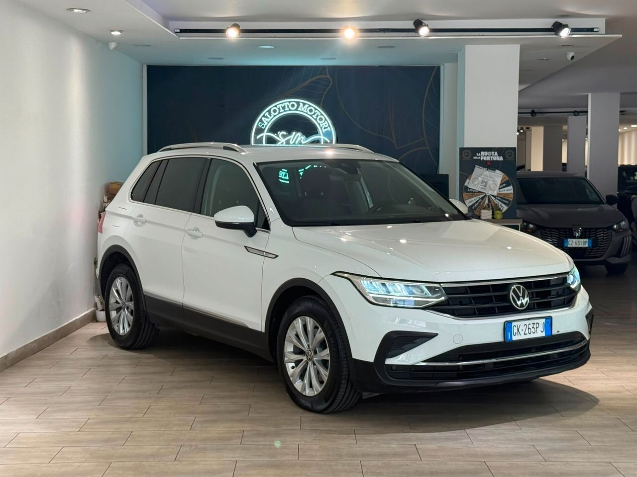 Volkswagen Tiguan - 1
