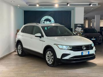 Volkswagen Tiguan - 1