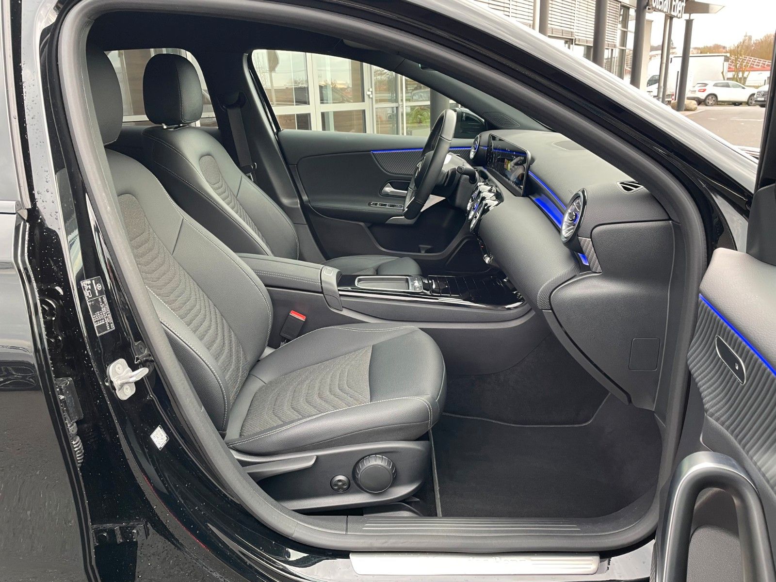 Fahrzeugabbildung Mercedes-Benz A 180 Progressive Night+AHK+R-Kamera+Ambiente