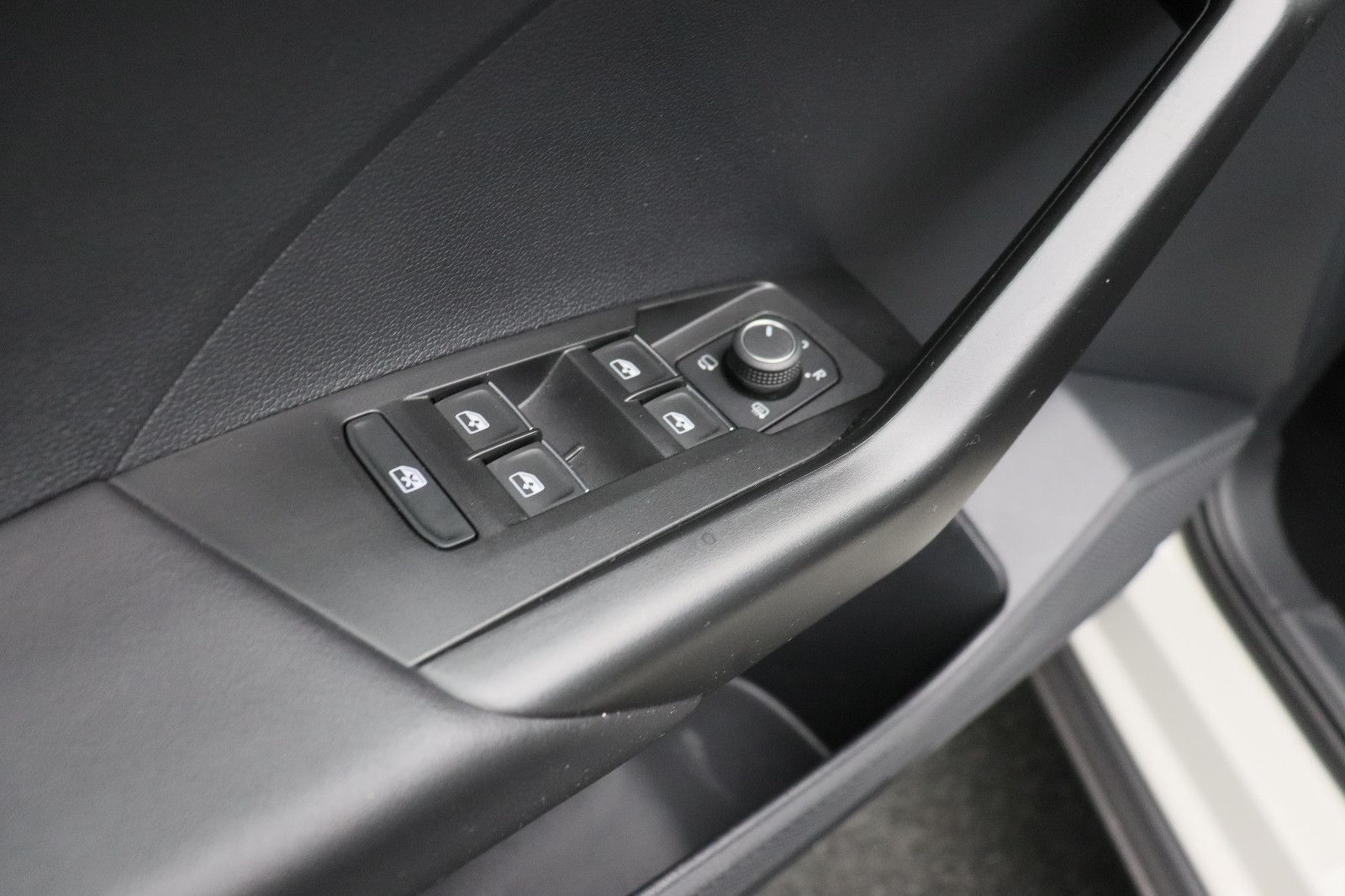 Fahrzeugabbildung Volkswagen T-Cross Navi LED AppleCar Einparkhilfe v+h