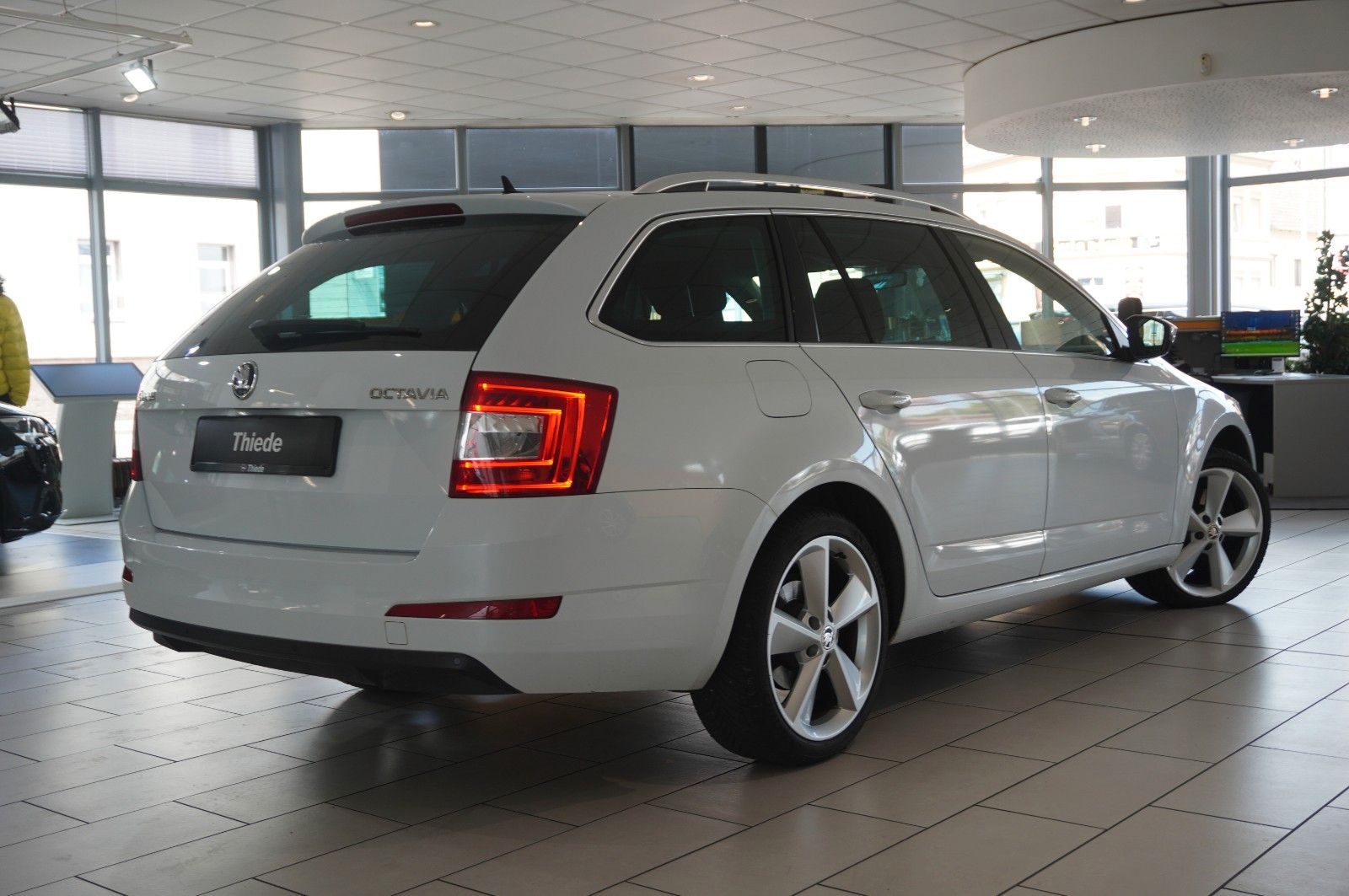 Fahrzeugabbildung SKODA Octavia Combi 1.8 TSI STYLE DSG NAVI/LED/SHZ/DAB