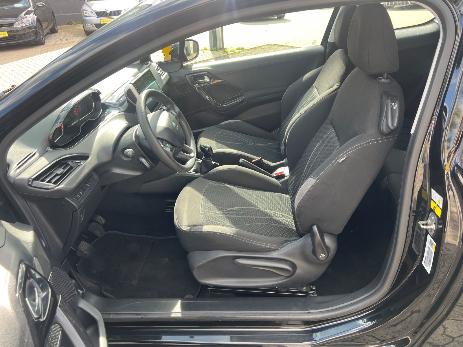 Fahrzeugabbildung Peugeot 208 Active *TÜV NEU