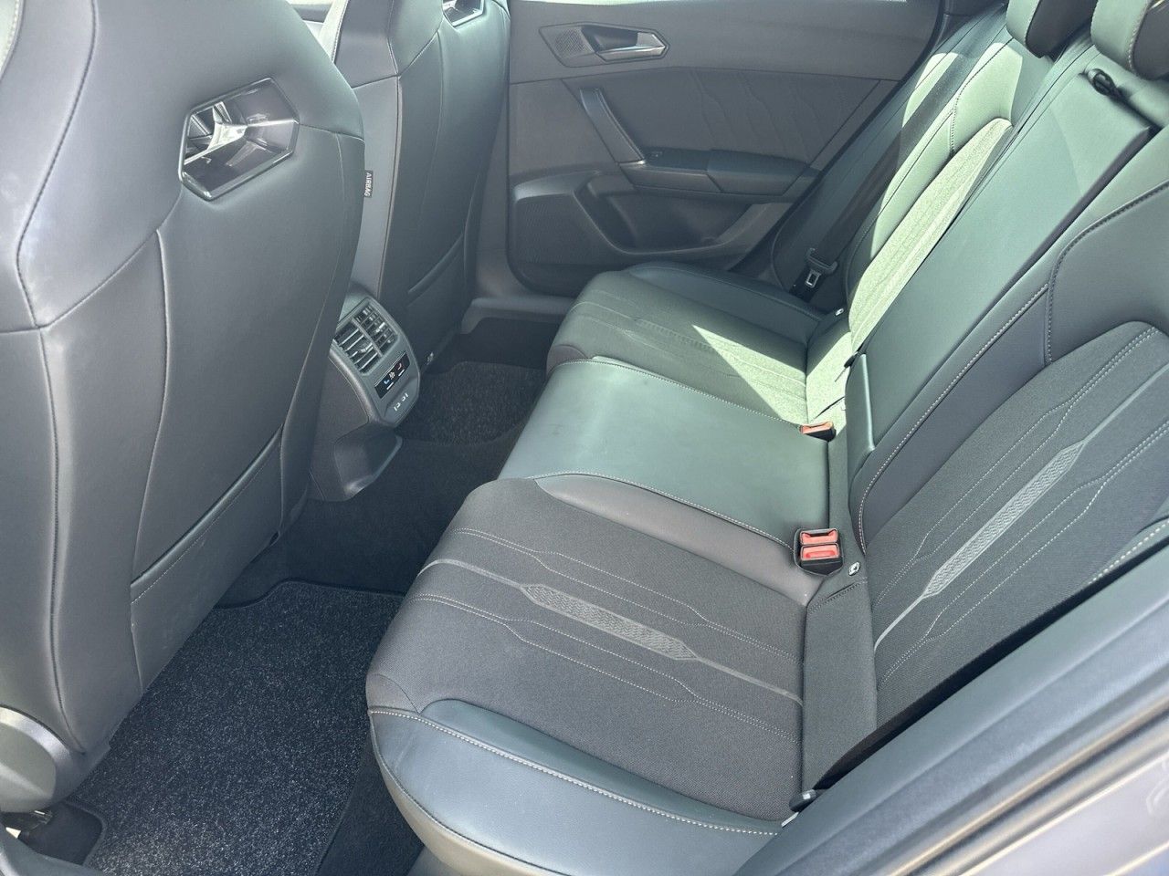 Fahrzeugabbildung CUPRA Leon Sportstourer VZ 2.0 TSI 4Drive DSG*AHK* - mit KI generiert/bearbeitet