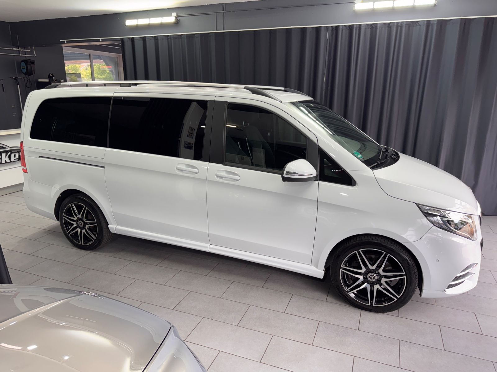 Fahrzeugabbildung Mercedes-Benz V 300d EDITION lang|AMG-LINE|7-SITZER|AHK|NAVI|