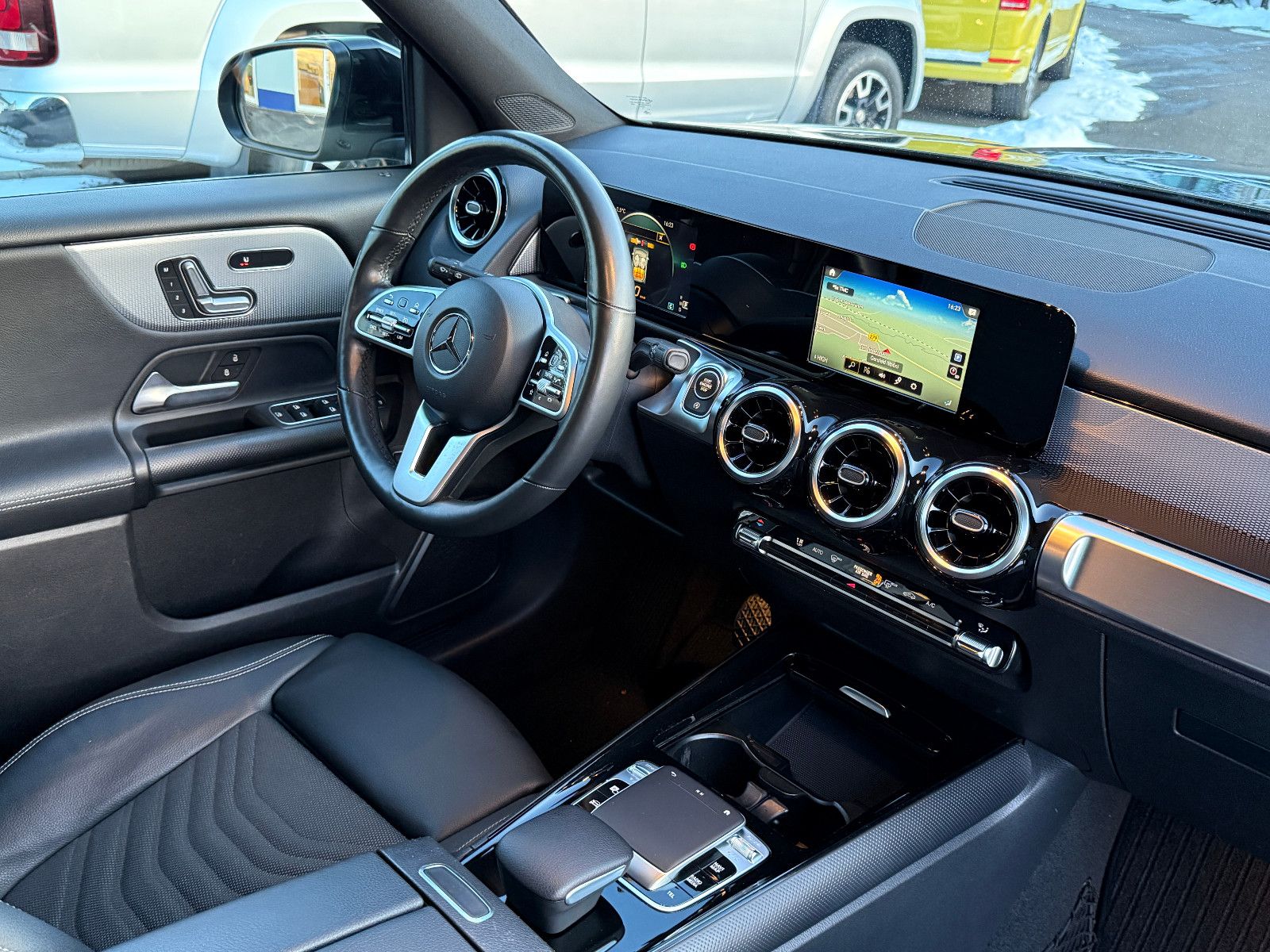 Fahrzeugabbildung Mercedes-Benz GLB 220d 4Matic Aut AHK DAB Navi Memory SHZ PDC