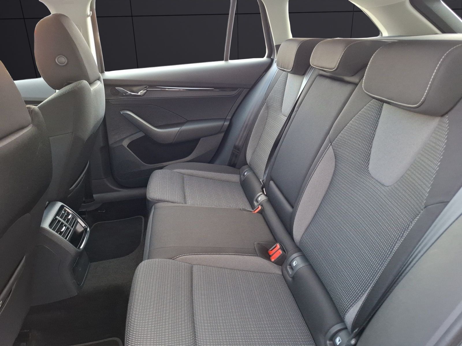 Fahrzeugabbildung SKODA Octavia Combi TDI Ambition DSG LED Navi ACC PDC