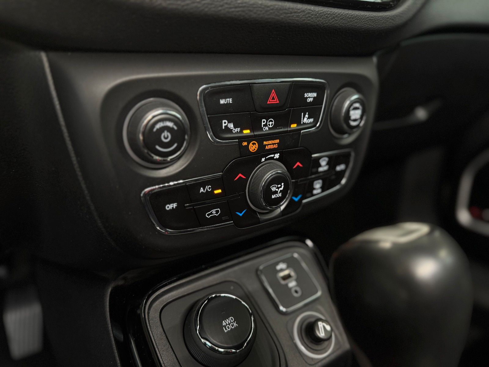 Fahrzeugabbildung Jeep Compass Limited 4WD DAB+ Xenon Beats Navi