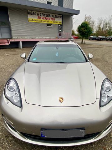 Porsche Panamera 4 -