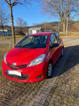 Toyota Zuverlässiger roter Toyota Yaris | Benzine... - : Kleinwagen, Zuverlässige