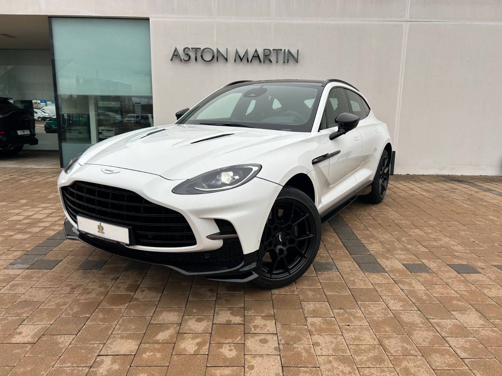 ASTON MARTIN DBX