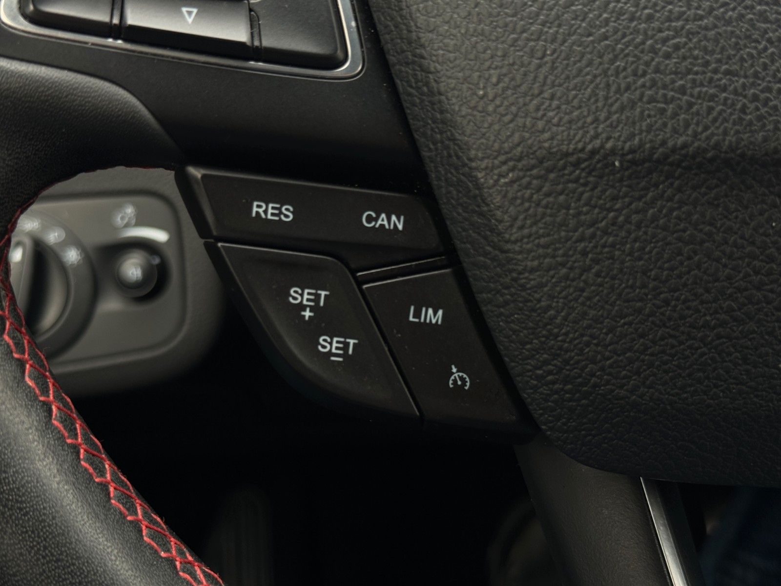 Fahrzeugabbildung Ford Kuga ST-Line AWD *AHK*Carplay*Kamera*Bi-Xen*Navi