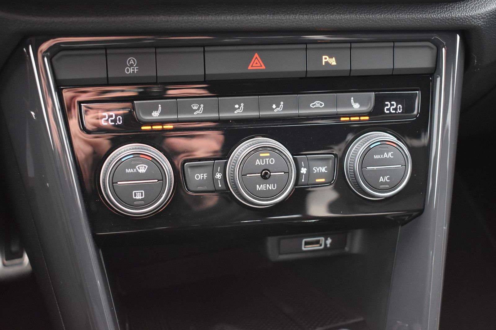 Fahrzeugabbildung Volkswagen T-Roc Sport 4Motion LED AHK Applecar Automatik