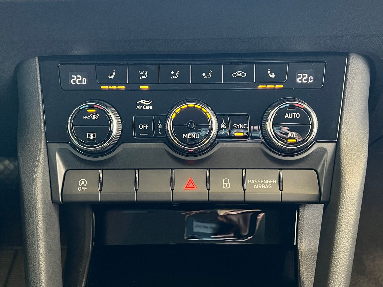 Fahrzeugabbildung SKODA Karoq Selection 1.5 TSI DSG *AHK, LED, 18"-LM*