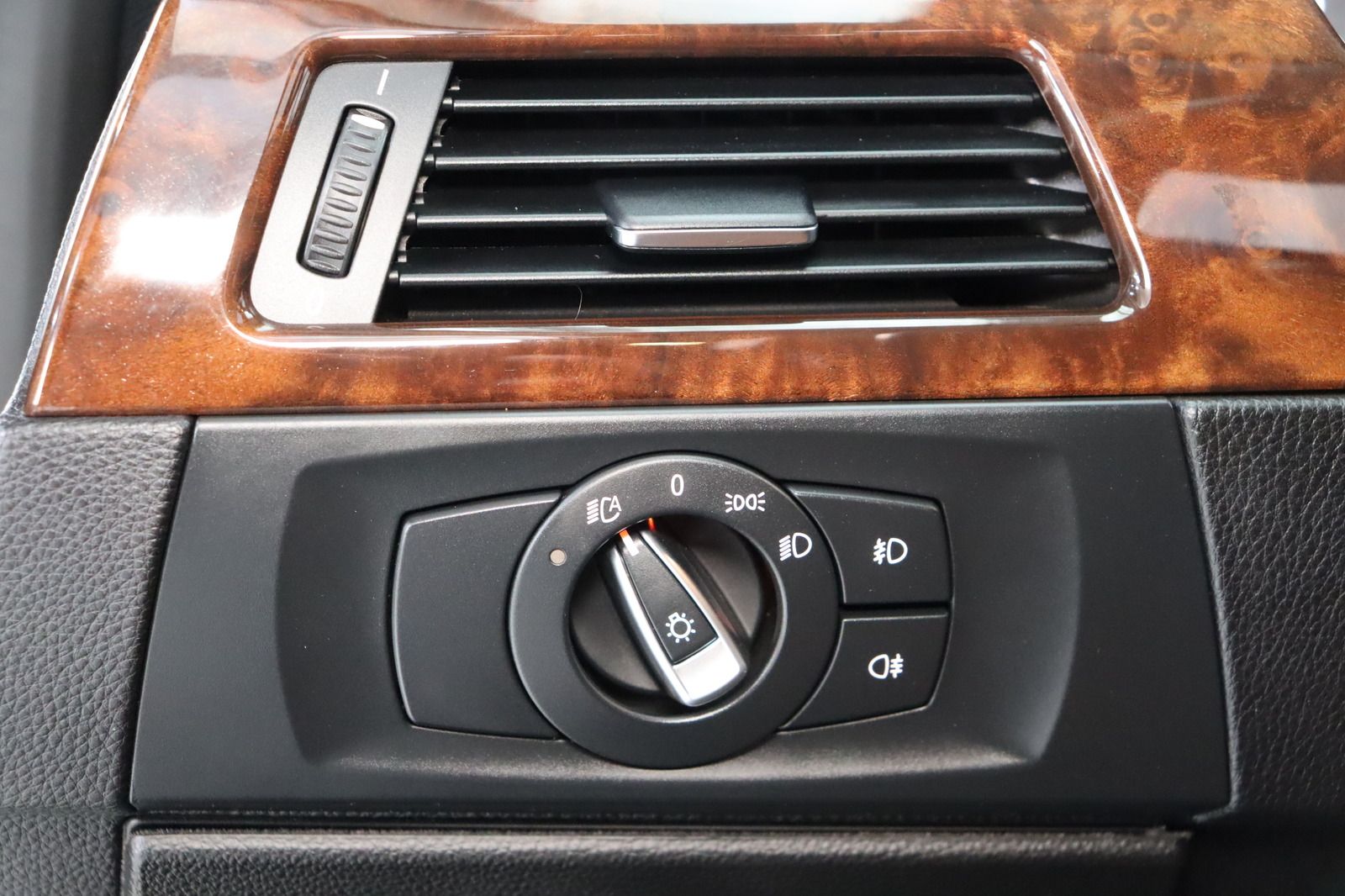 Fahrzeugabbildung BMW 318 i Touring * Xenon * Leder * Pano *
