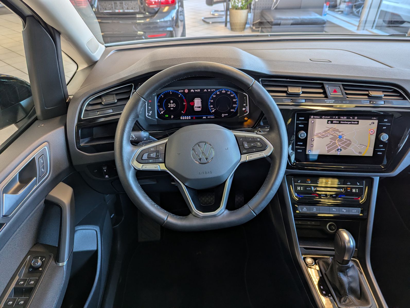 VW Touran 2.0 DSG R-Line High. Pano 7-Si IQ.Dri AHK - Image 24