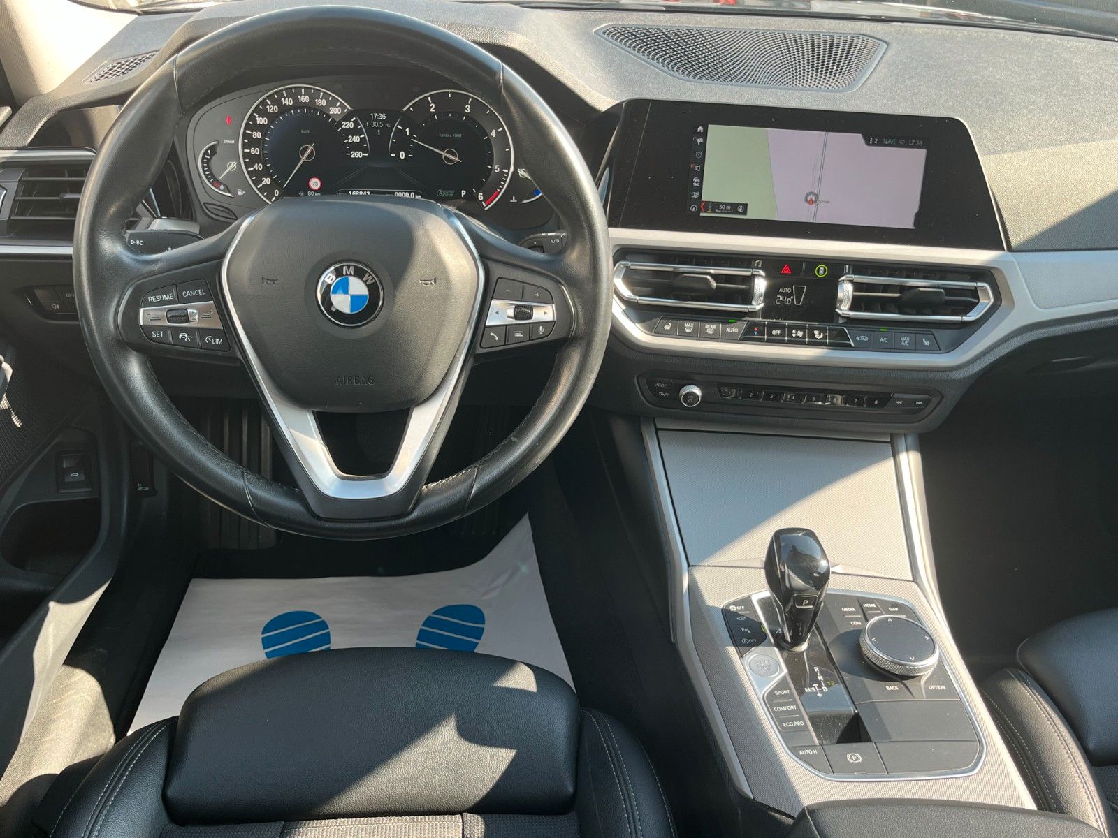 Fahrzeugabbildung BMW 318d Tour Navi Leder Kamera HUD Alarm SPORTSITZE