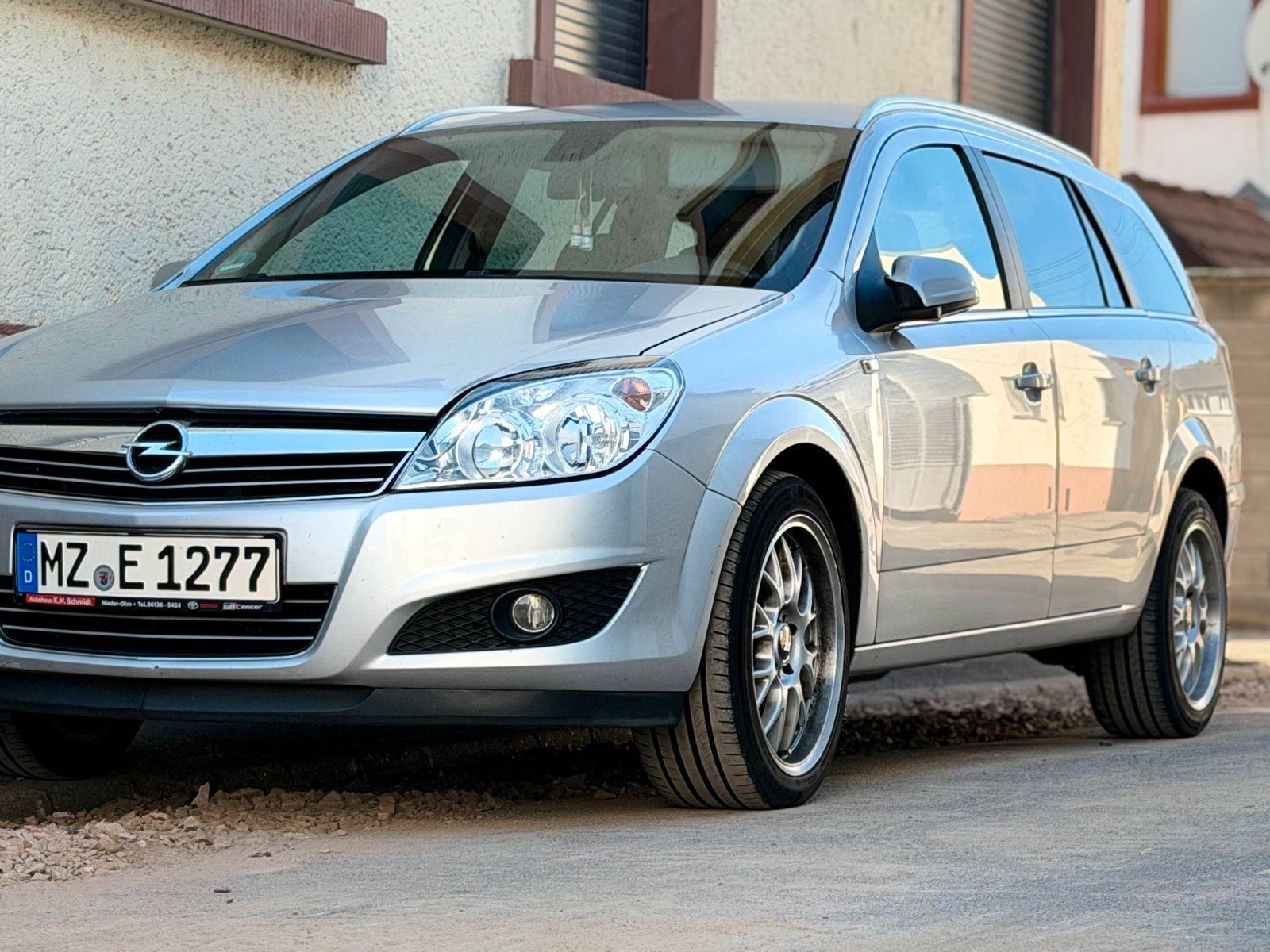 Opel Astra 2009 — rear view