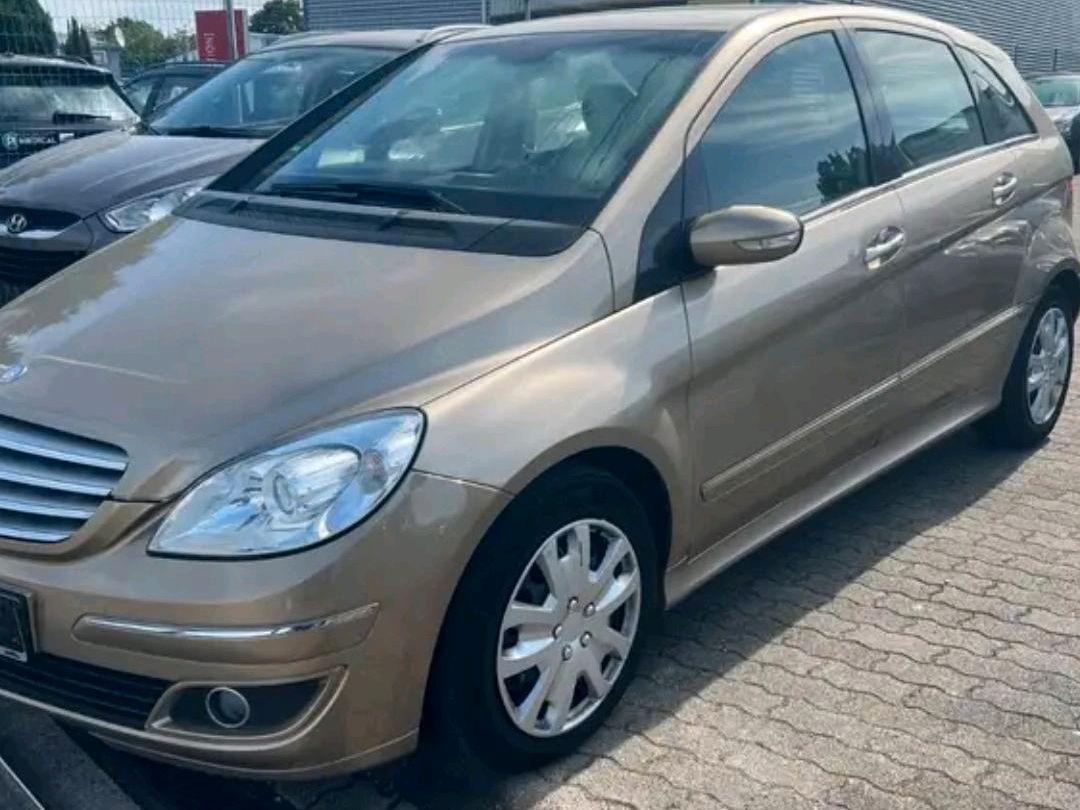 Mercedes-Benz B 180