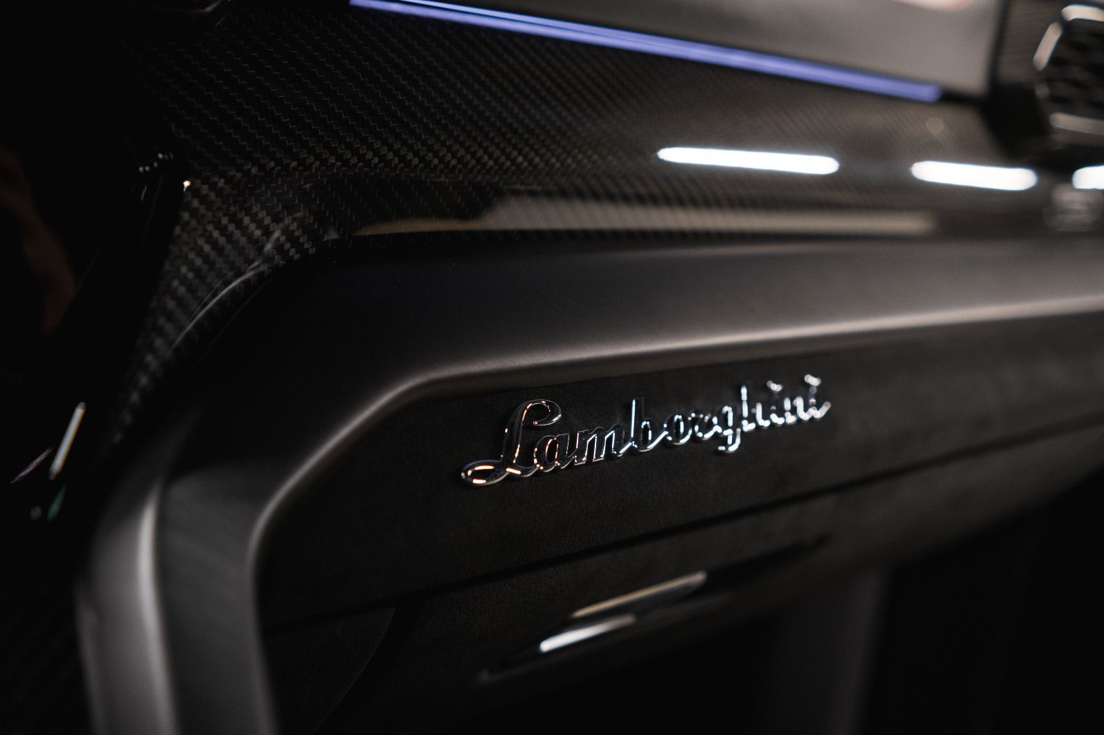 Fahrzeugabbildung Lamborghini Urus S-Akropovic-carbon-Paket-23" Zoll-Räder