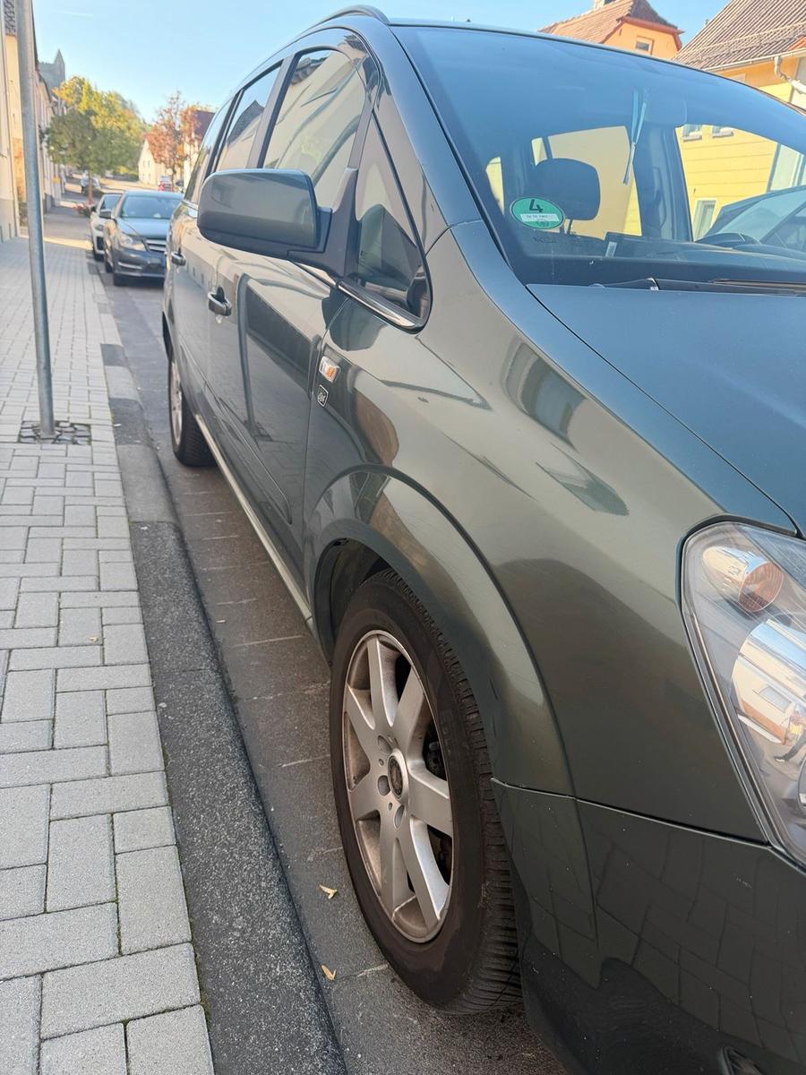 Opel Zafira 2010 — photo 8