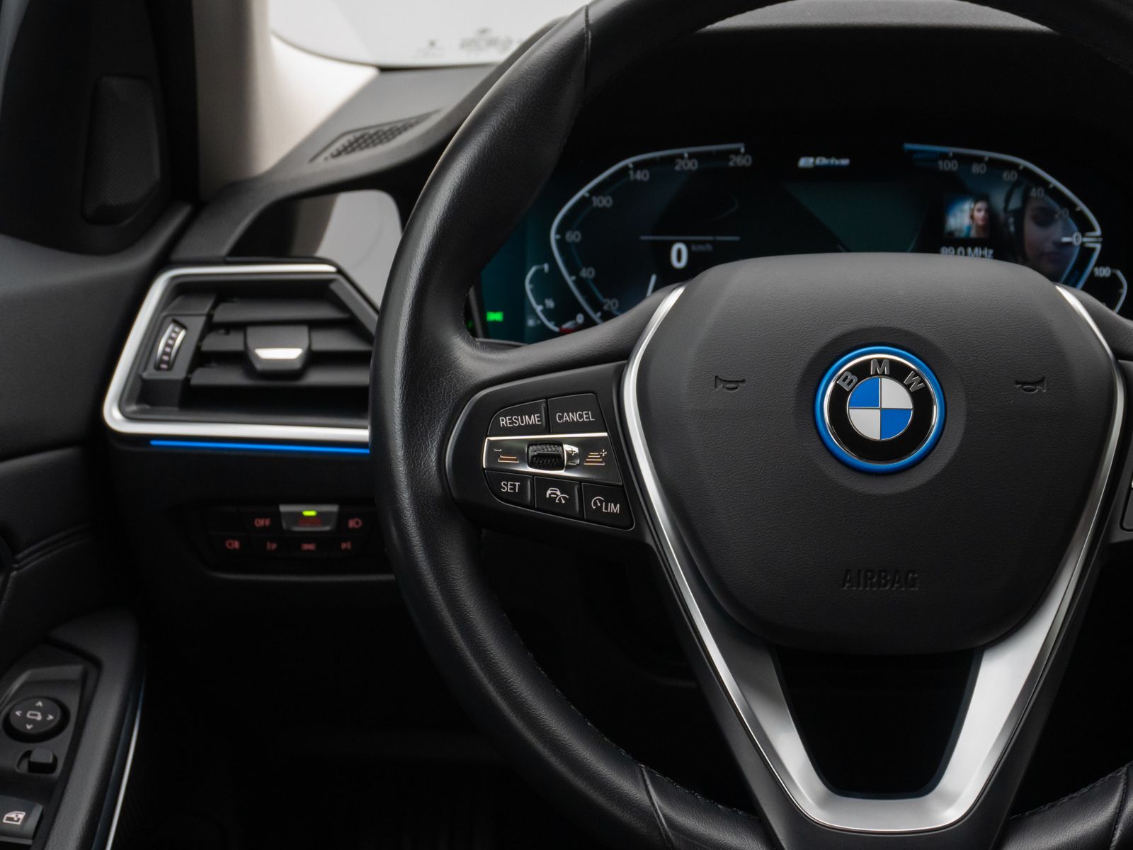 Fahrzeugabbildung BMW 330e Sport Line DAB HiFi WLAN Stop&Go PDC Alarm