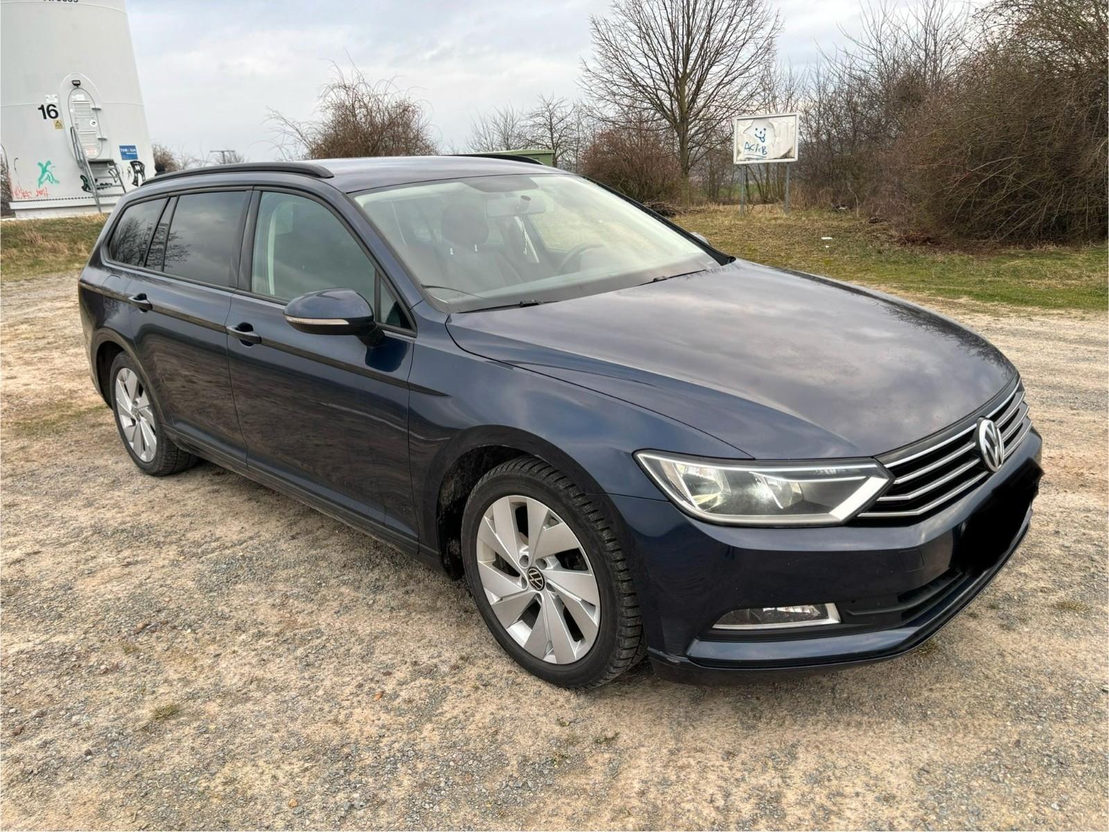 Volkswagen Passat 2015 — rear view