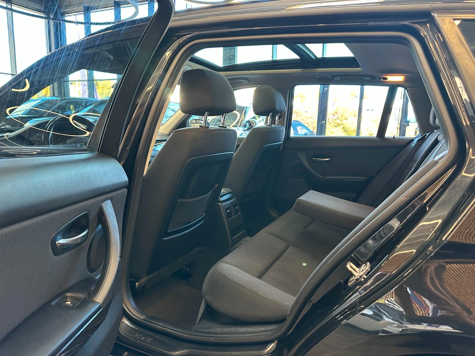 BMW 320 2011 — photo 32
