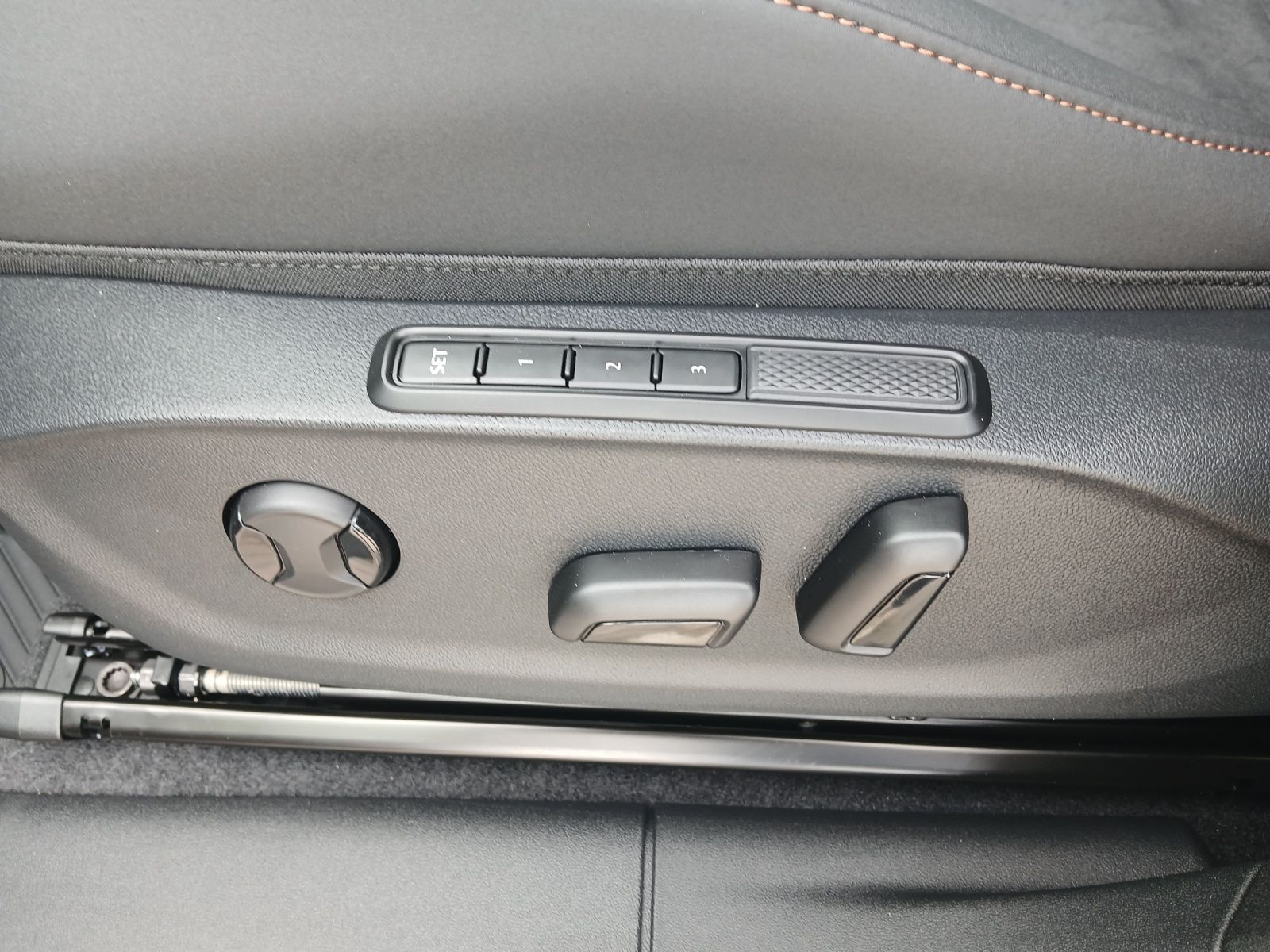 Fahrzeugabbildung CUPRA Terramar 1.5 e-Hybrid MATRIX Sennheiser