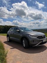 Volkswagen T-Roc 1.5 TSI Life-1.Hd, SH , Garantie 8/27 - Volkswagen T-Roc mit Benzin-Antrieb: Grau, Garantie