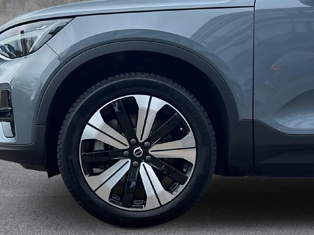 Fahrzeugabbildung Volvo XC40 Plus Recharge Pure Electric 2WD