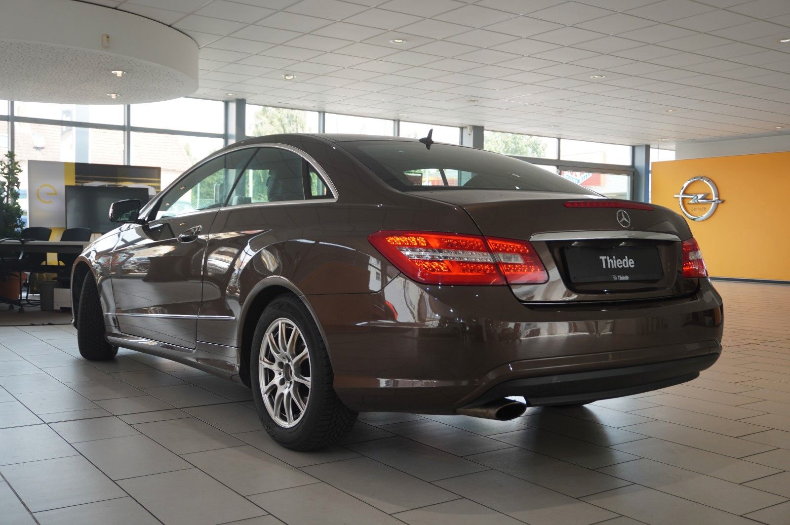 Fahrzeugabbildung Mercedes-Benz E 200 COUPE AVAMTGRADE NAVI/SHZ/SPORT/PDC/TEMP.