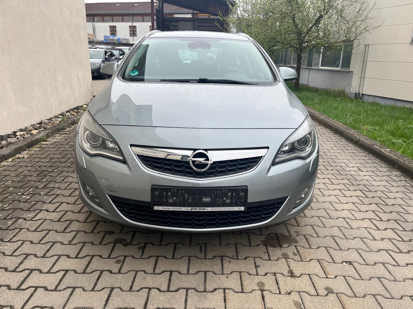 Opel Astra J Sports Tourer Innovation Heckschaden
