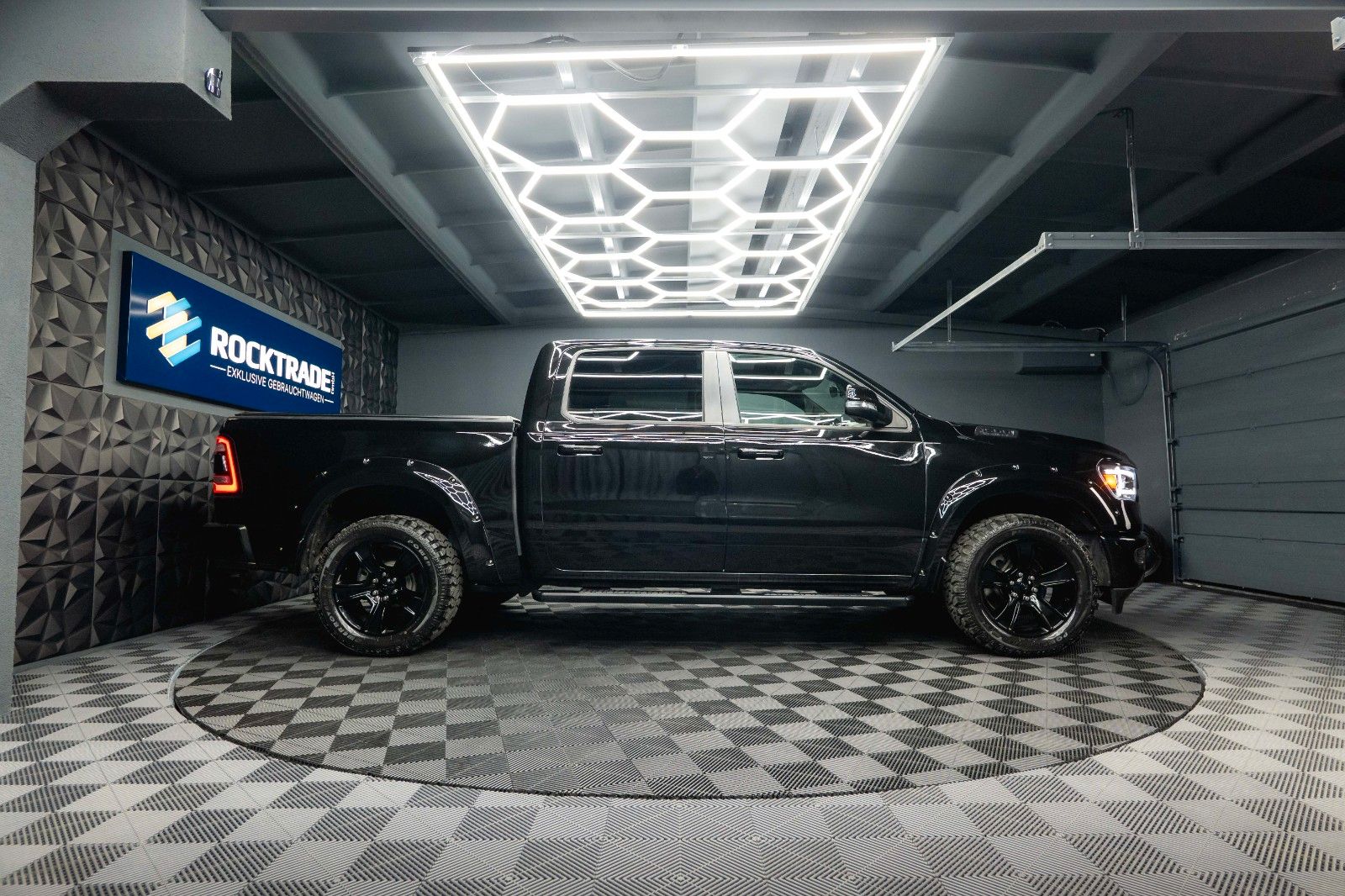 Fahrzeugabbildung Dodge RAM 5.7 V8 HEMI 4x4 OFFROAD BLACK EDITION *19%