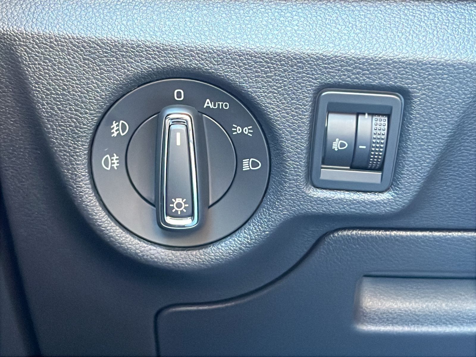 Fahrzeugabbildung SKODA Kamiq DSG*Pano*Vico*Kamera*PDC*Sportdesign*LED**