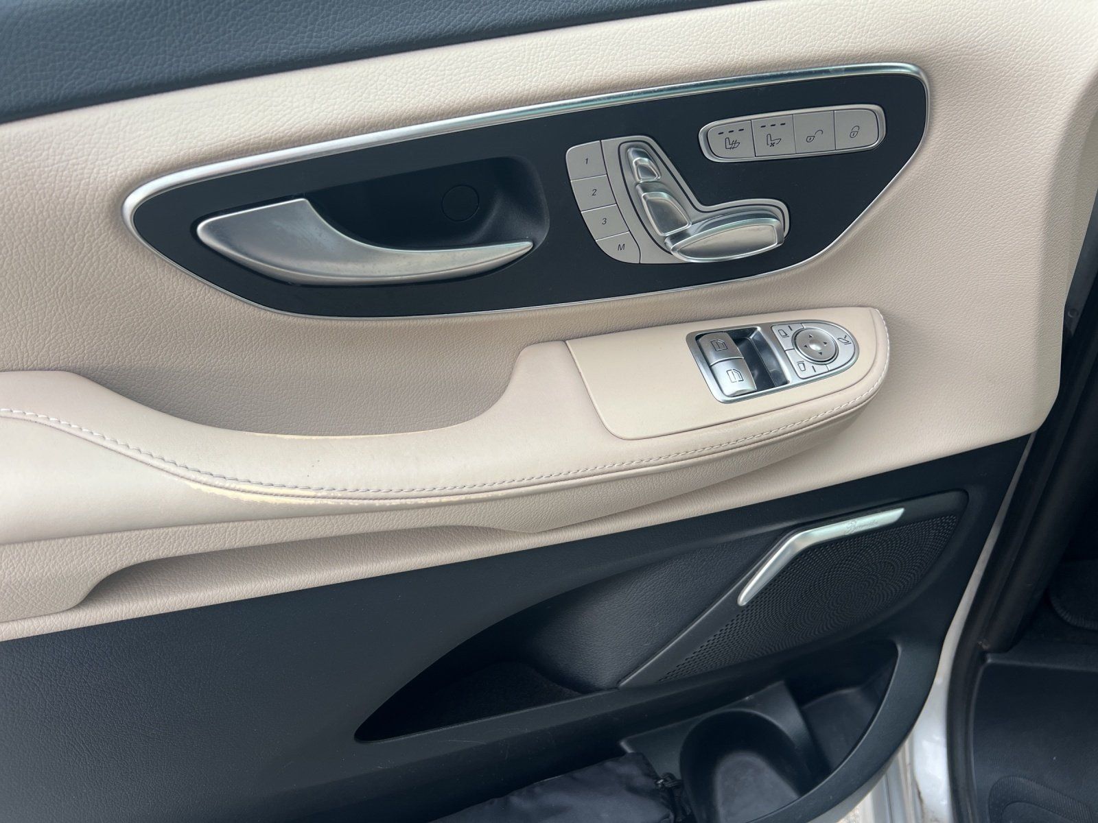 Fahrzeugabbildung Mercedes-Benz V300d L EXCLUSIVE Edition AMG Standhz AHK DISTRO