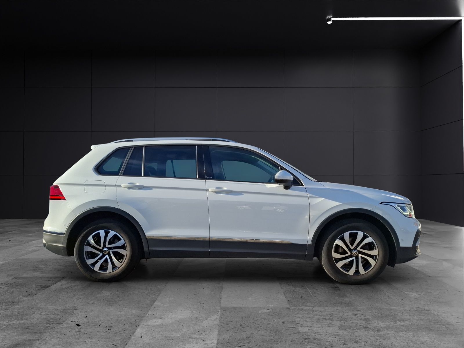 Fahrzeugabbildung Volkswagen Tiguan TDI Active DSG Standhzg Matrix Navi ACC P