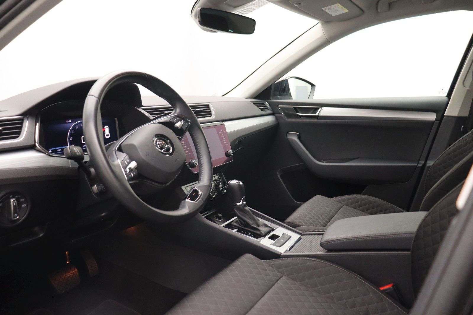 Fahrzeugabbildung SKODA Superb Combi Ambition LED ACC Navi