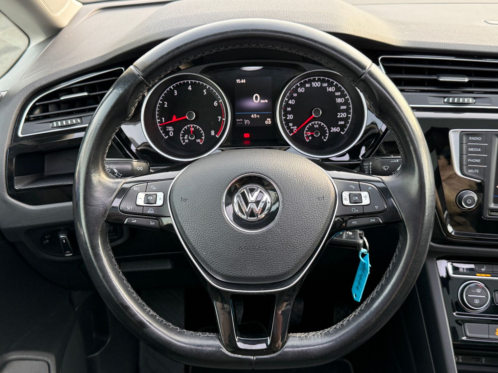 Fahrzeugabbildung Volkswagen Touran Comfortline ALLSTAR TSI ACC AHK Pano SHZ