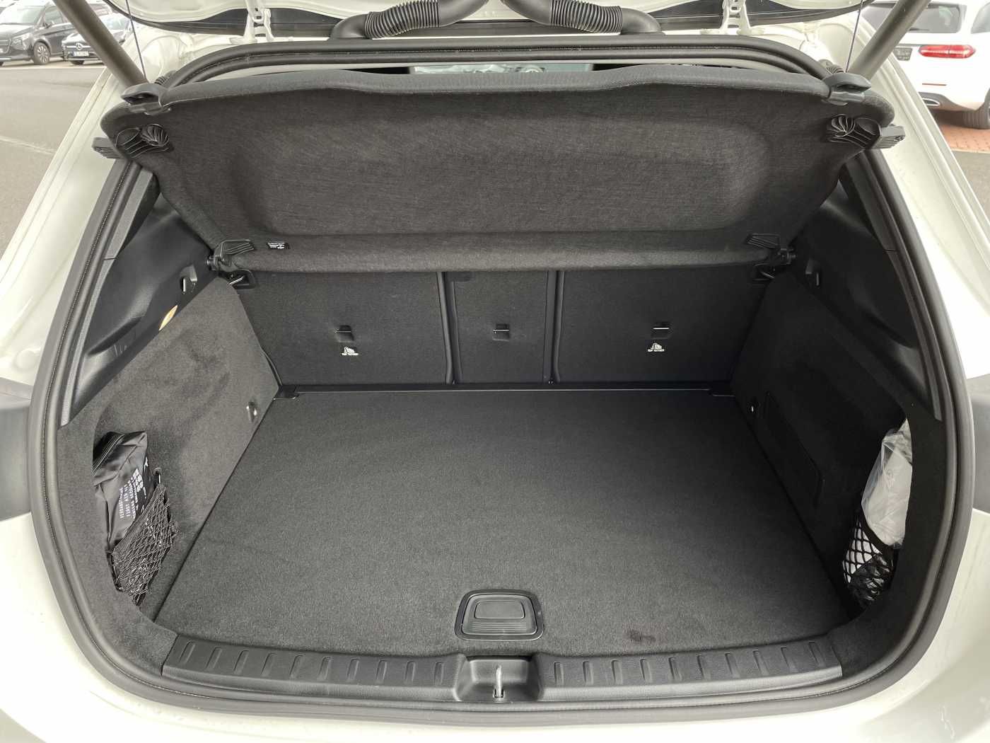 Fahrzeugabbildung Mercedes-Benz GLA 220 4M 8G Progressive R-Kamera +Distr+Ambien