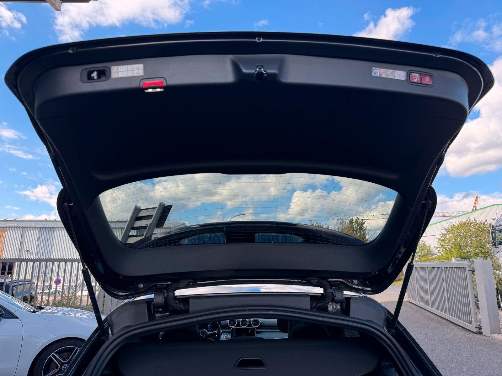 Fahrzeugabbildung Mercedes-Benz C 220 d T AMG Burm+AHK+Pano+360°+Distr+Memory