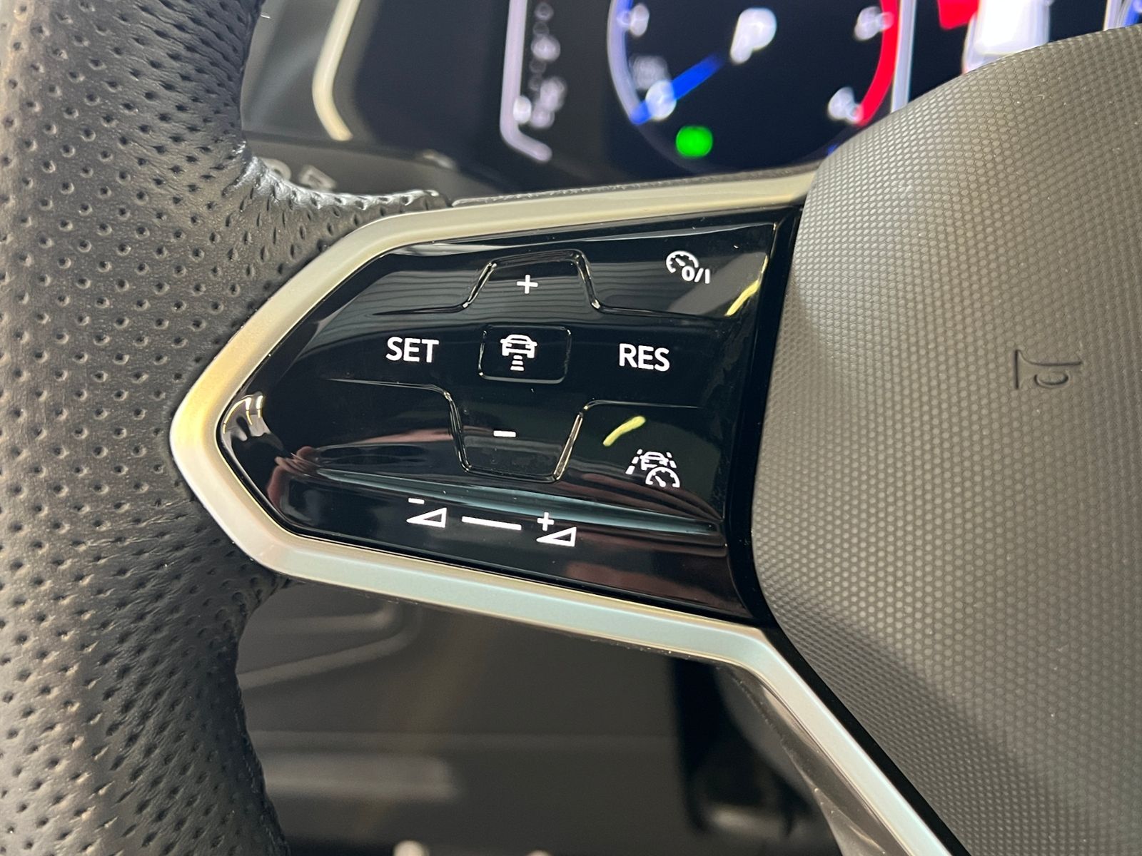 Fahrzeugabbildung Volkswagen Tiguan R-Line 2.0 TDI DSG 4Motion *Matrix-LED, P