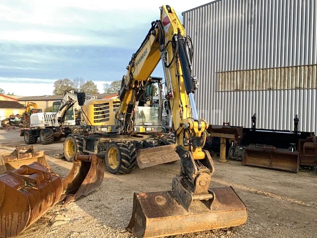 Yanmar B95W Mobilbagger mit zweiteiligem Offset-Auslege