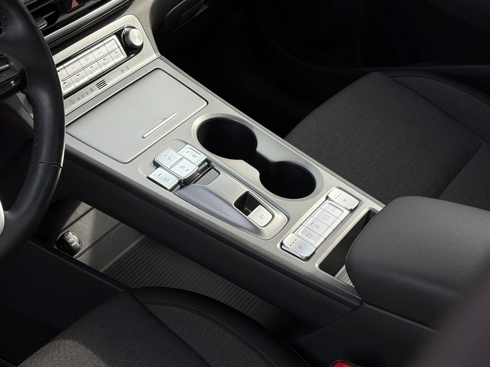 Fahrzeugabbildung Hyundai Kona E Trend 2WD Kamera Schiebedach ACC HuD LHZ