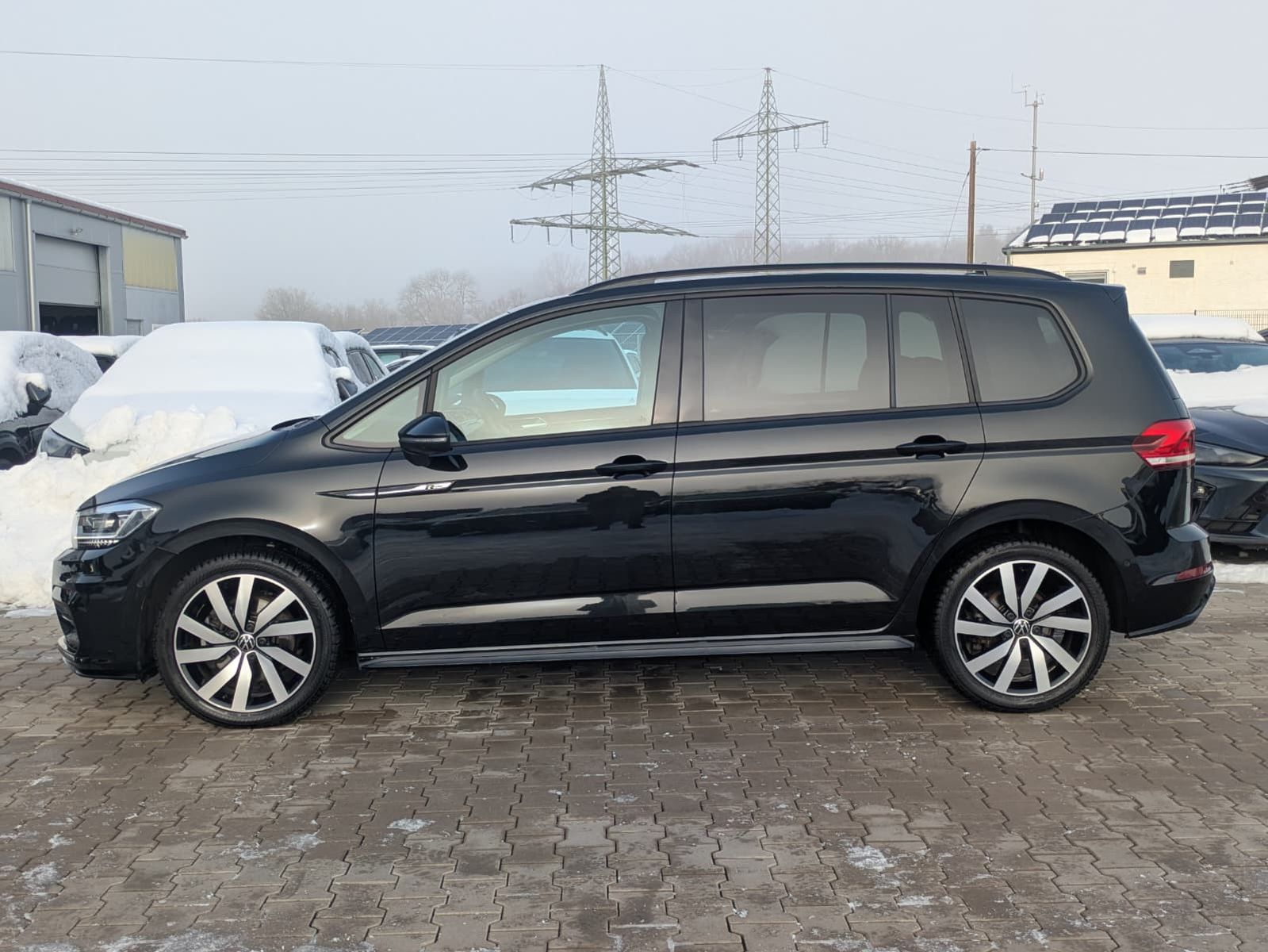 Fahrzeugabbildung Volkswagen Touran 2.0 DSG R-Line High BLACK Pano 7Si IQ AHK