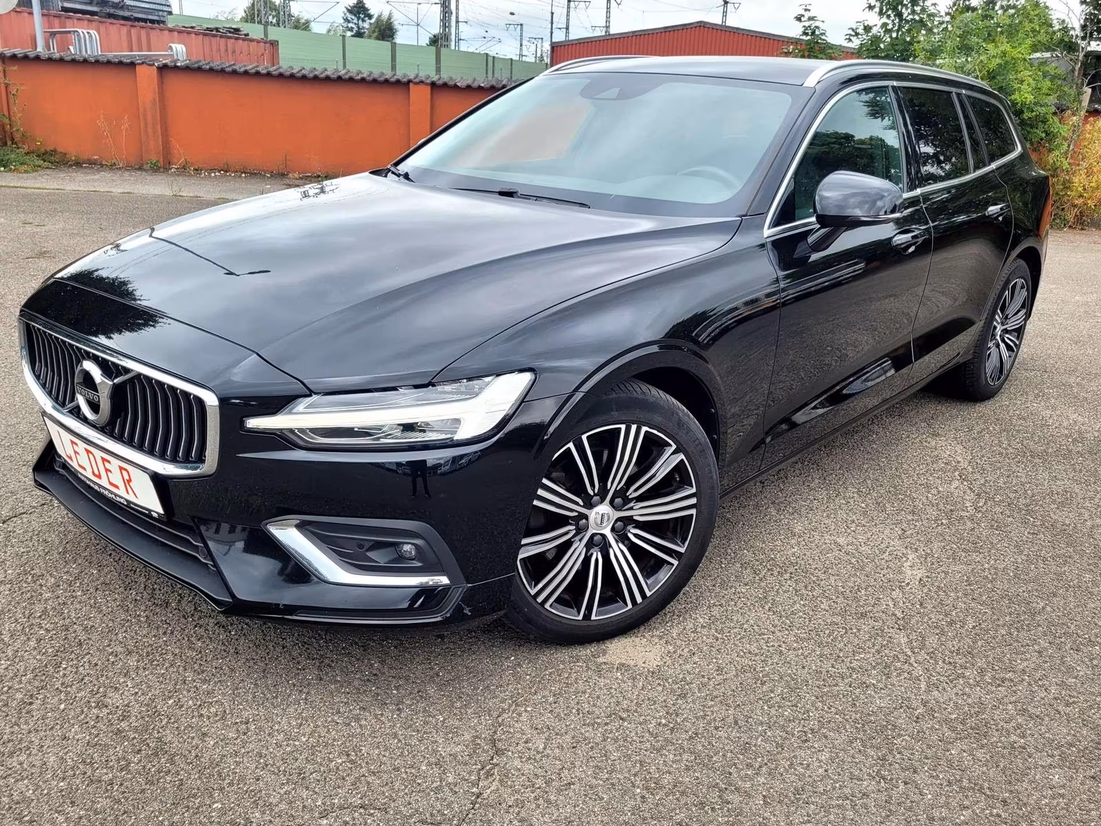 Volvo V60 2.0 B4 D Inscription Aut. +PDC+NAVI+LEDER+LM