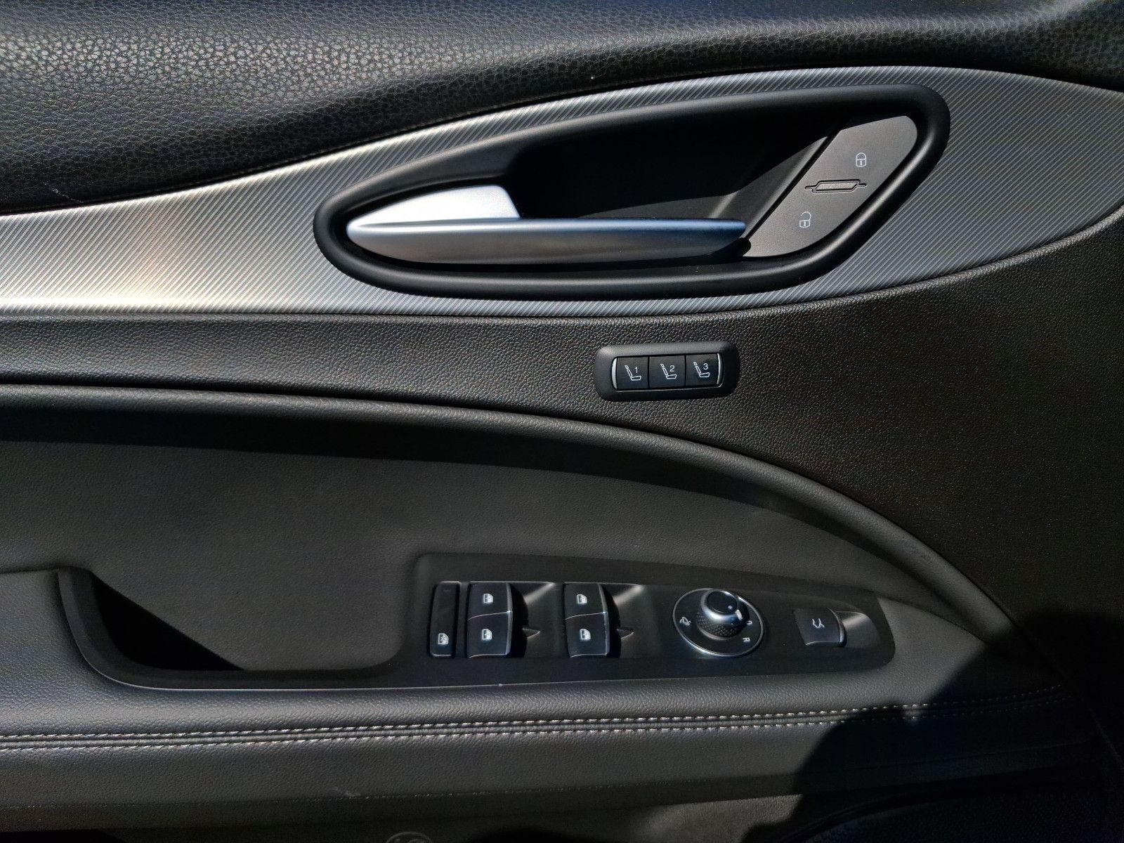 Fahrzeugabbildung Alfa Romeo Stelvio Veloce Q4 Allrad 280PS